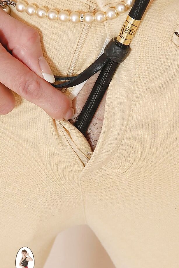 15P Mulher fetichista madura com botas na coxa provocando sua fenda através da meia-calça