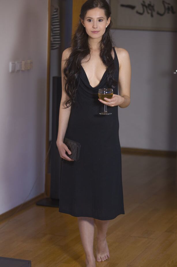18P La morena Vanessa Angel mostrando su coño afeitado bajo la falda para fotos glamorosas