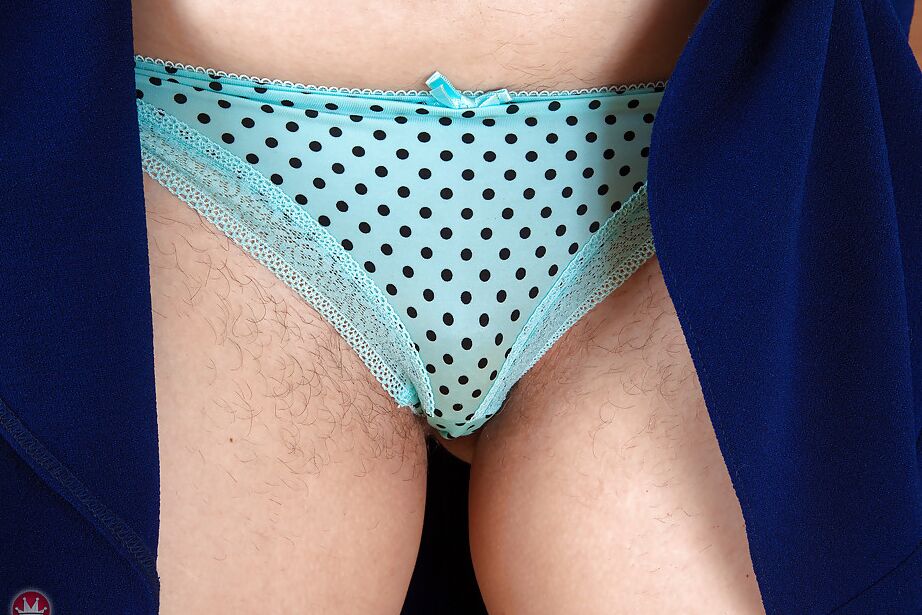 16P La madura Lacey muestra su coño peludo escondido debajo de su falda azul