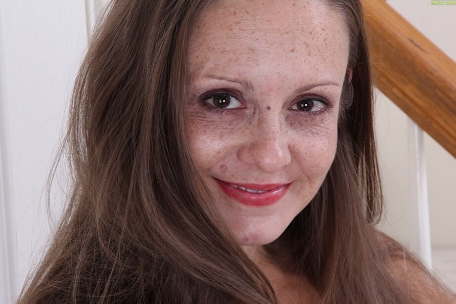 16P Milf desagradable tetona con pezones duros Alexis tiene un coño estelar