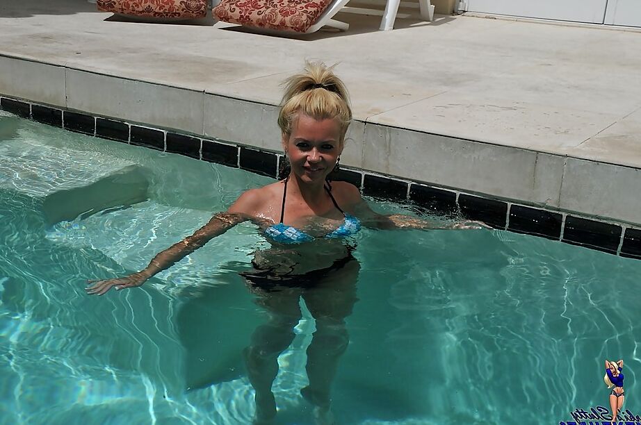 15P Linda loira MILF Barbi Sinclair mostra seu corpo fantástico usando biquíni sexy na piscina.
