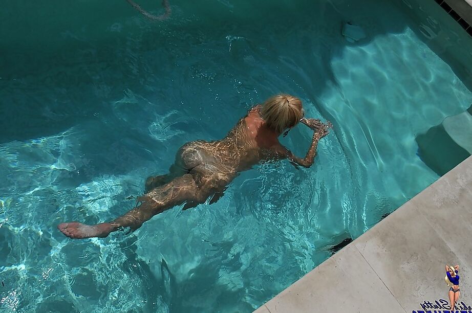 15P Linda loira MILF Barbi Sinclair mostra seu corpo fantástico usando biquíni sexy na piscina.