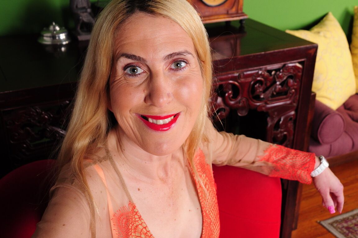 16P Ama de casa rubia mayor se quita el vestido corto y muestra su manguito recortado