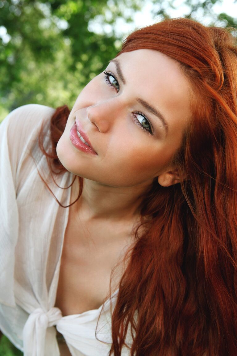 21P adolescente ruiva Kami A provocando ao ar livre com seus olhos sensuais