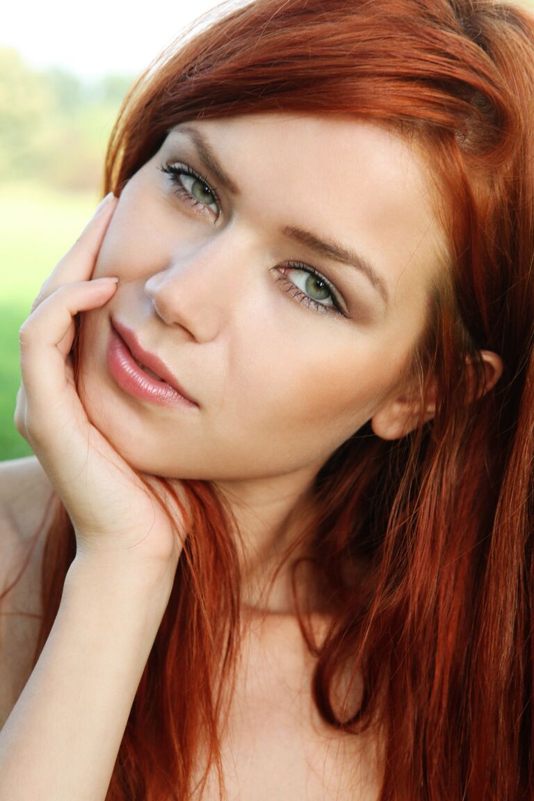 21P adolescente ruiva Kami A provocando ao ar livre com seus olhos sensuais