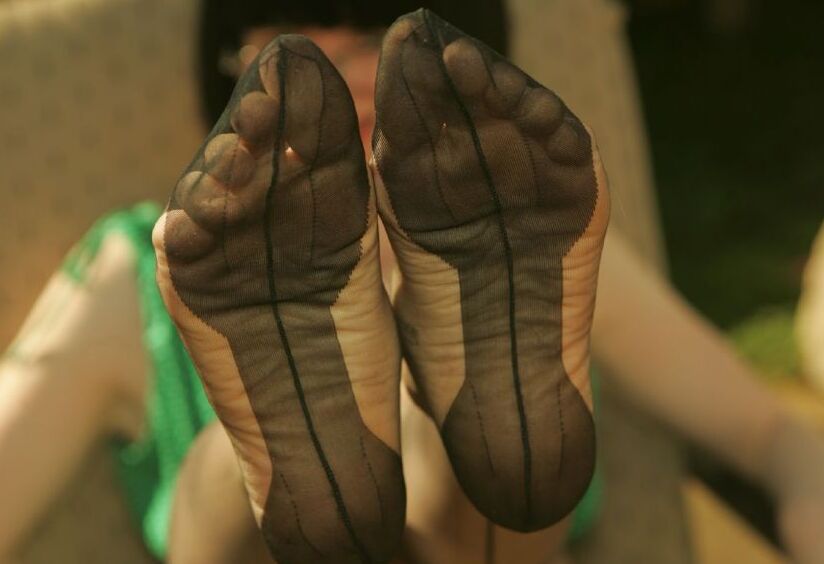 12P Madura fetichista de pies con medias de nailon negras desnudándose al aire libre