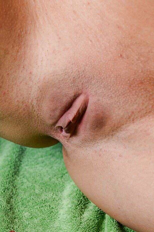 16P Mulher loira mais velha Allie Eve Knox espalhando a vulva rosa bem aberta