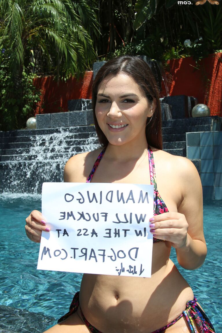 17P Gata morena gostosa com bunda grande Valentina Nappi gosta de mostrar seu corpo sexy