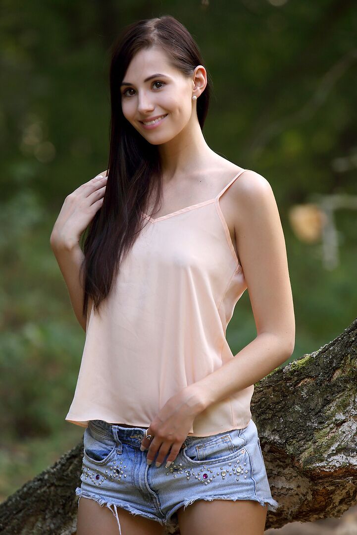 12P Chica guapa de pelo largo libera su coño de mariposa de los pantalones cortos en el bosque