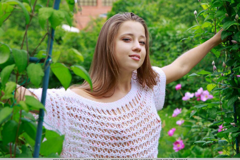 18P Hübschgesichtiger Teenager Taissia A blitzt draußen im Garten mit winzigen Brüsten auf