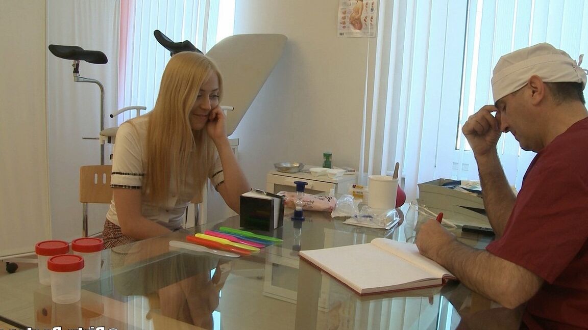 15P A adolescente loira Anabela é fodida durante uma visita ao ginecologista