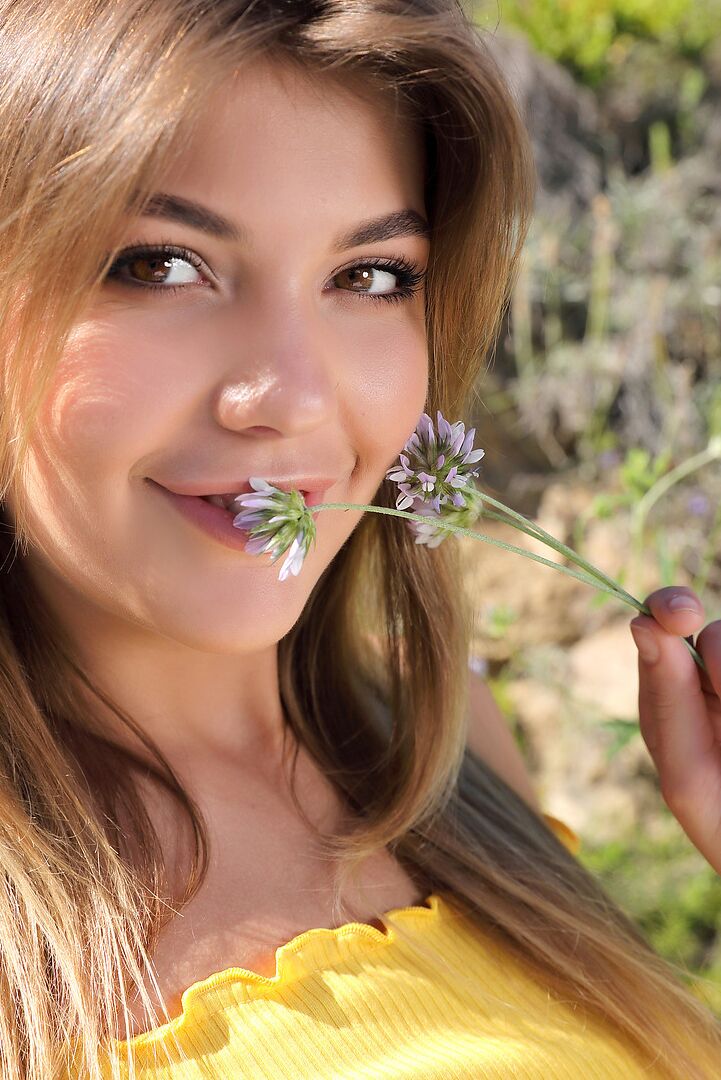 12P Chica descalza descubre sus turgentes tetas mientras expone su cuerpo caliente al aire libre