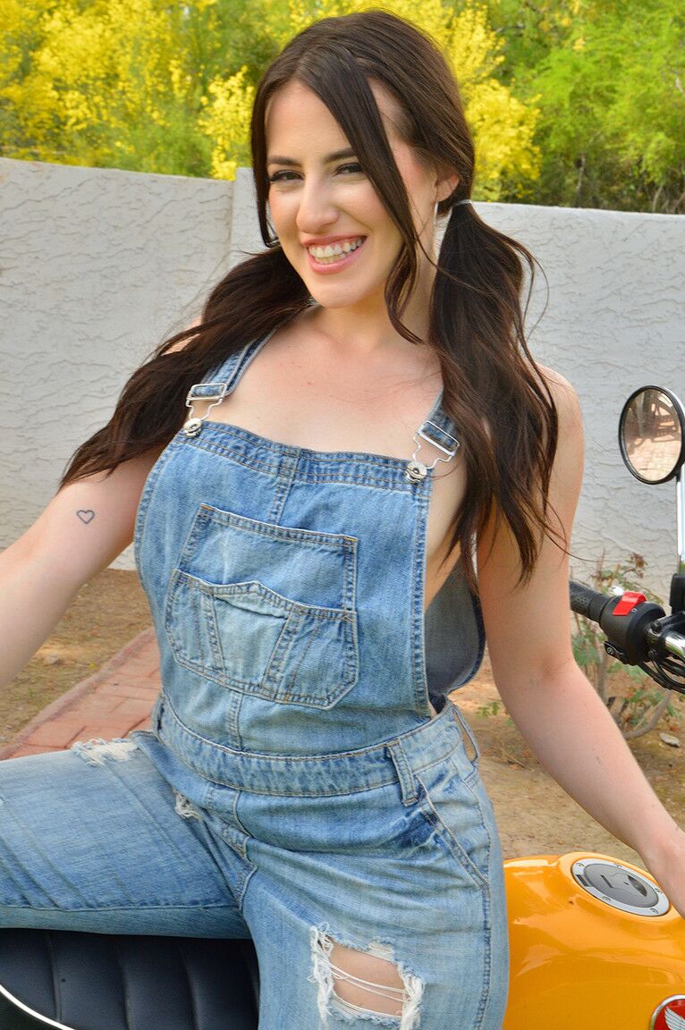 15P La modelo amateur Aubree lame un consolador en una moto antes de mostrar su coño