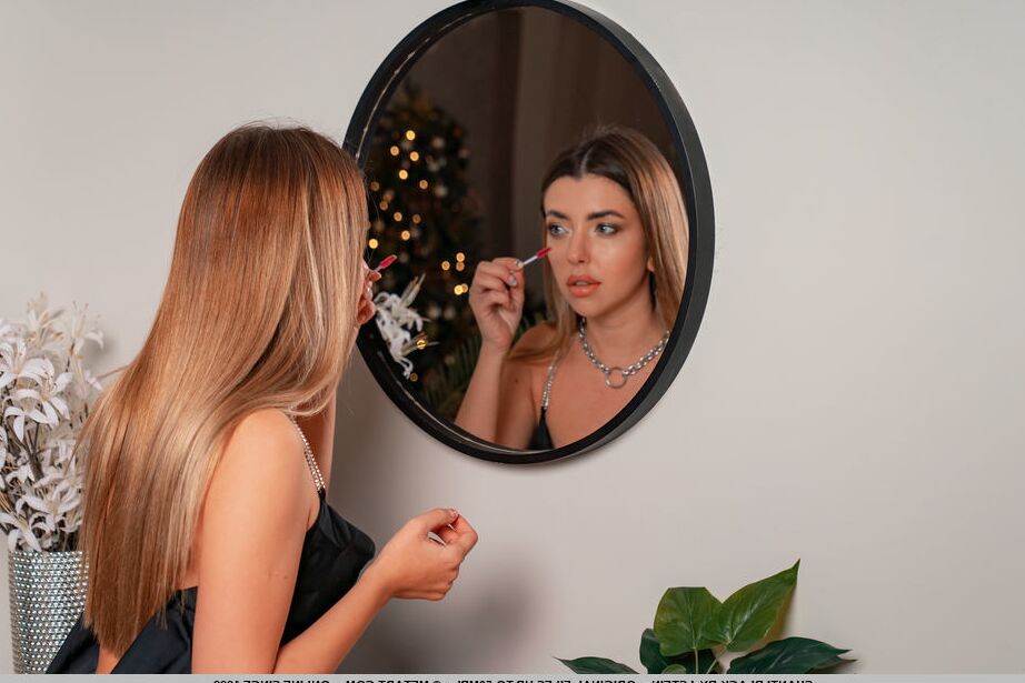 18P La hermosa joven Shanti Black se quita el camisón negro para desnudarse en Navidad