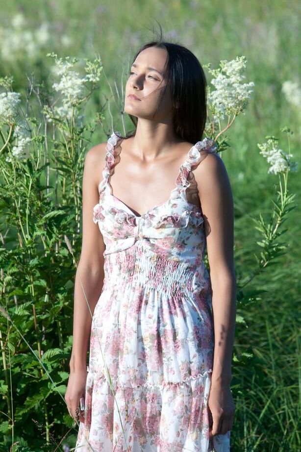 16P Young brunette Chandra strikes great nude poses in an overgrown field
