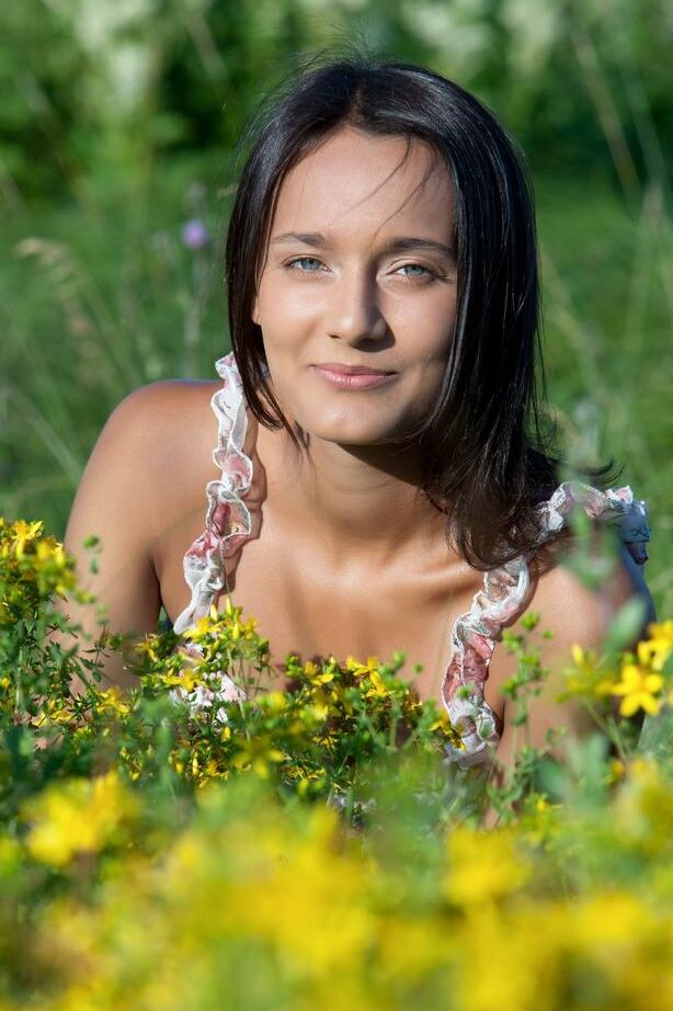16P Young brunette Chandra strikes great nude poses in an overgrown field