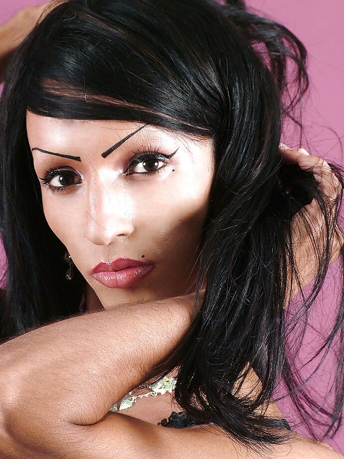 16P Skinny Latina travesti Andressa acariciando peitos grandes enquanto empurra um pau grande