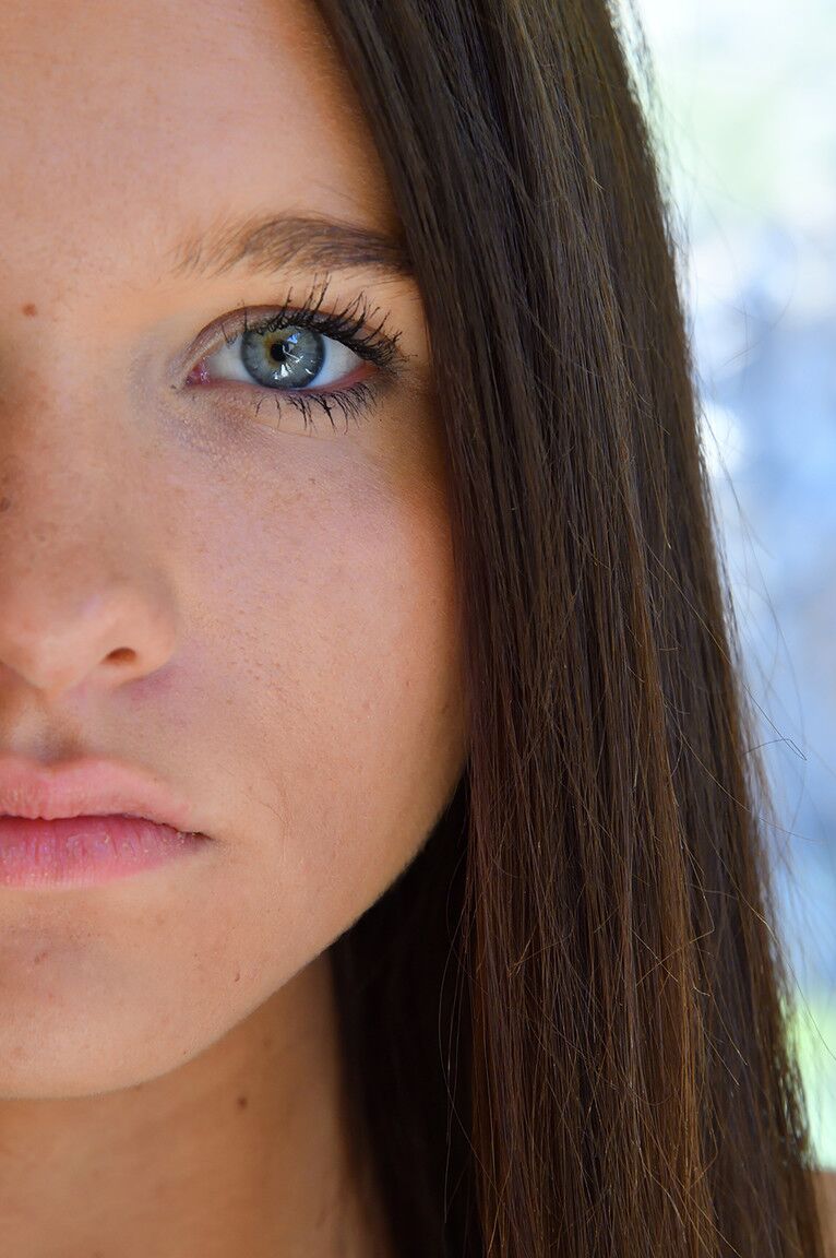 21P La sexy adolescente amateur Zoe dándole golpes orgásmicos a su coño caliente con consoladores