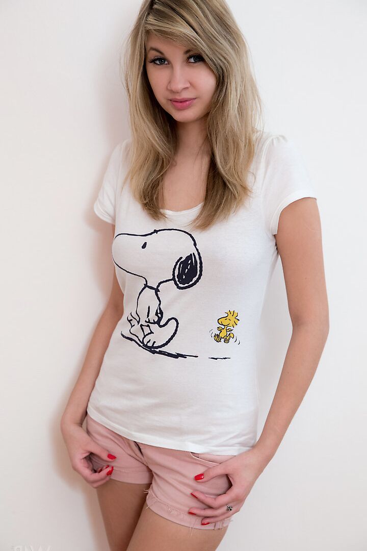 16P La hermosa y sexy adolescente Holy se quita los pantalones cortos y la camiseta para jugar con su coñito cachondo