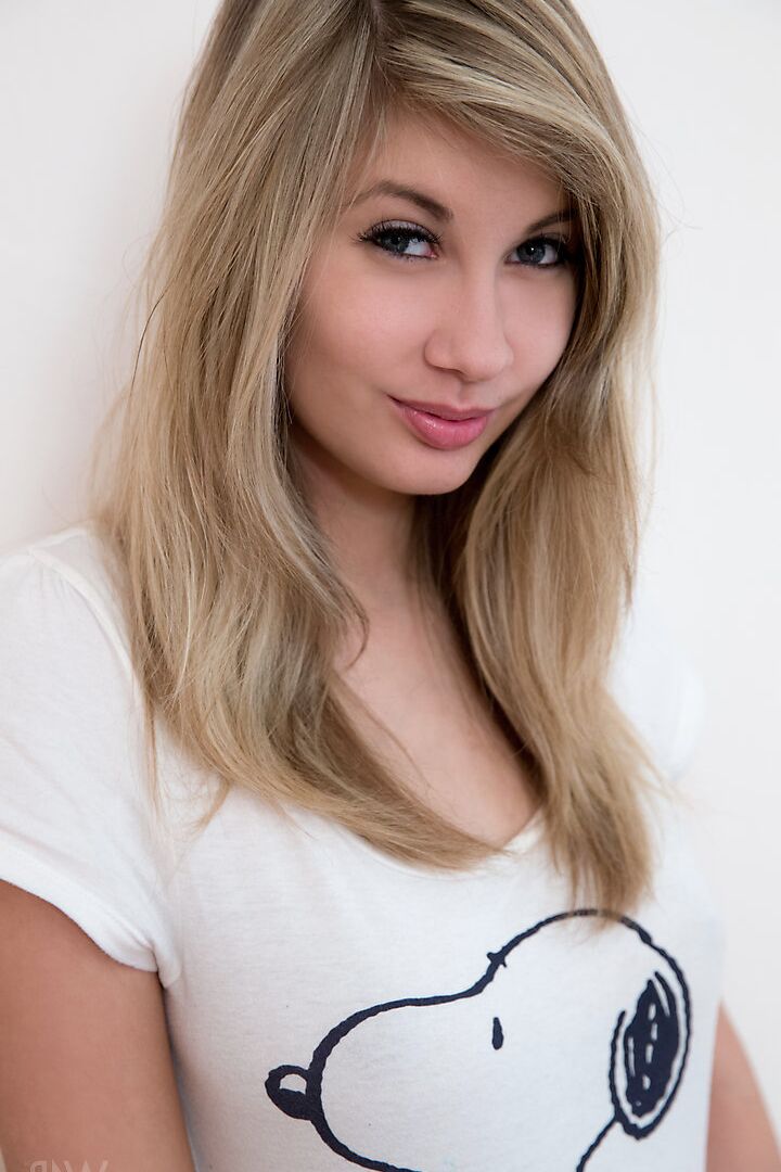 16P La hermosa y sexy adolescente Holy se quita los pantalones cortos y la camiseta para jugar con su coñito cachondo