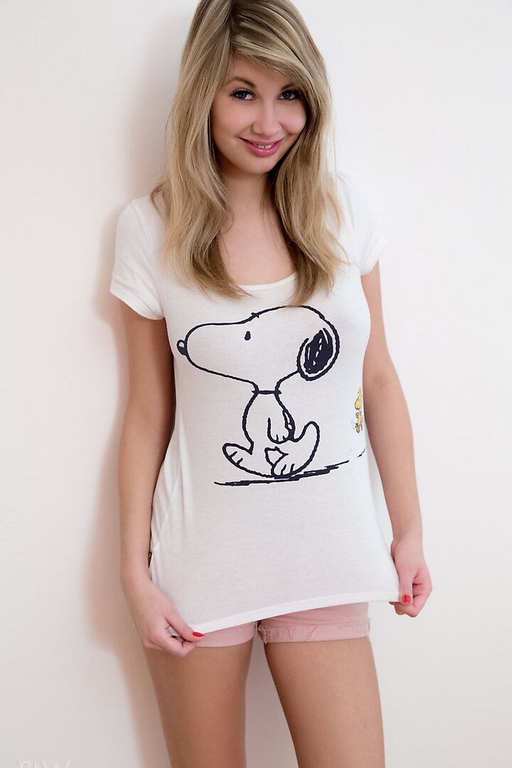 16P La hermosa y sexy adolescente Holy se quita los pantalones cortos y la camiseta para jugar con su coñito cachondo