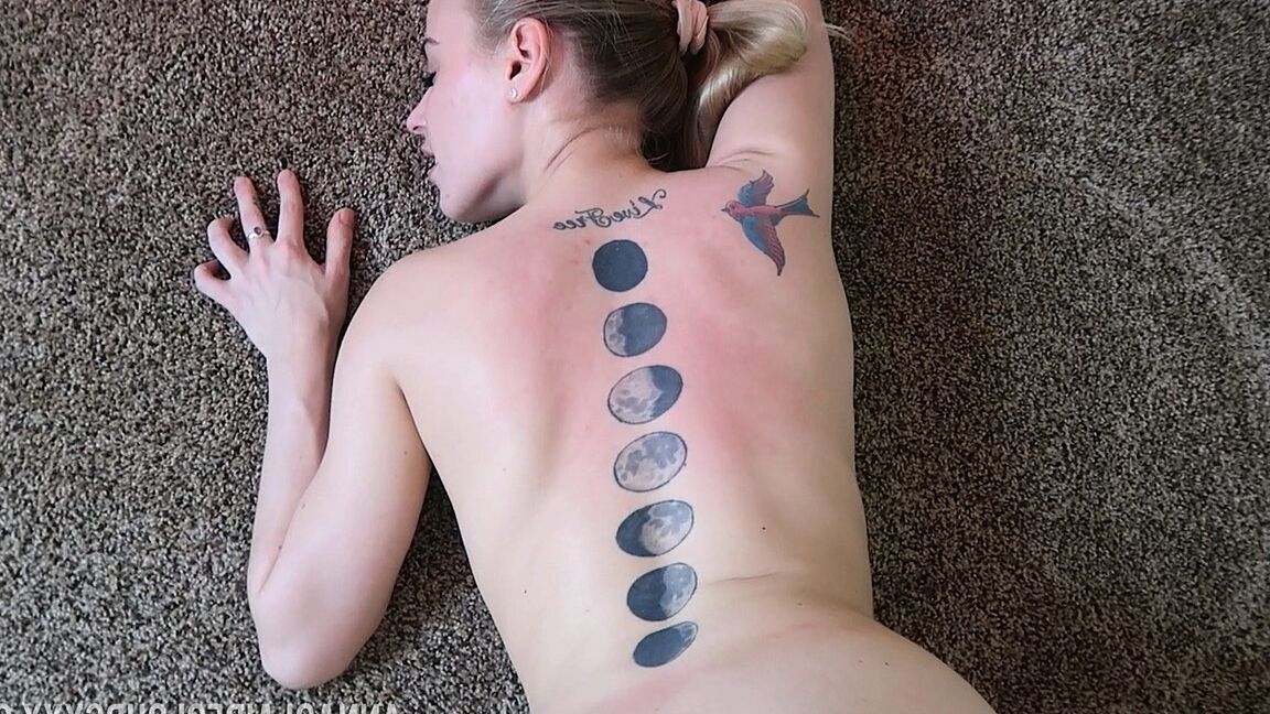 16P La tatuada Anna Claire recibe una corrida en su culo después de follar