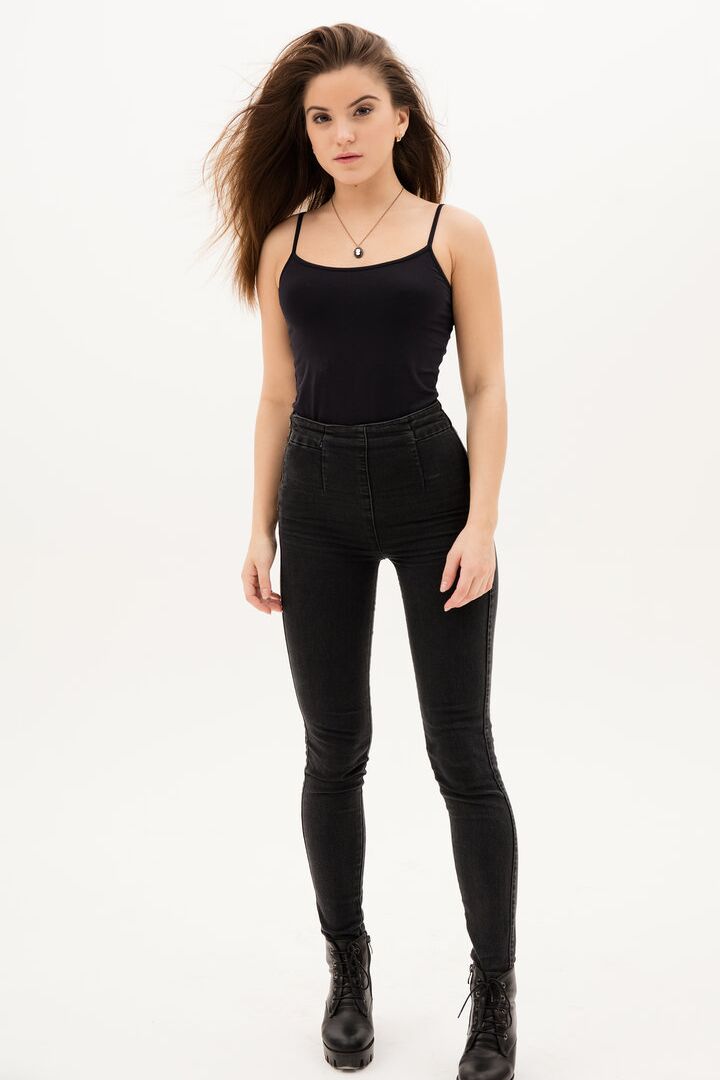 16P Modelo adolescente Evelina tira a blusa preta
