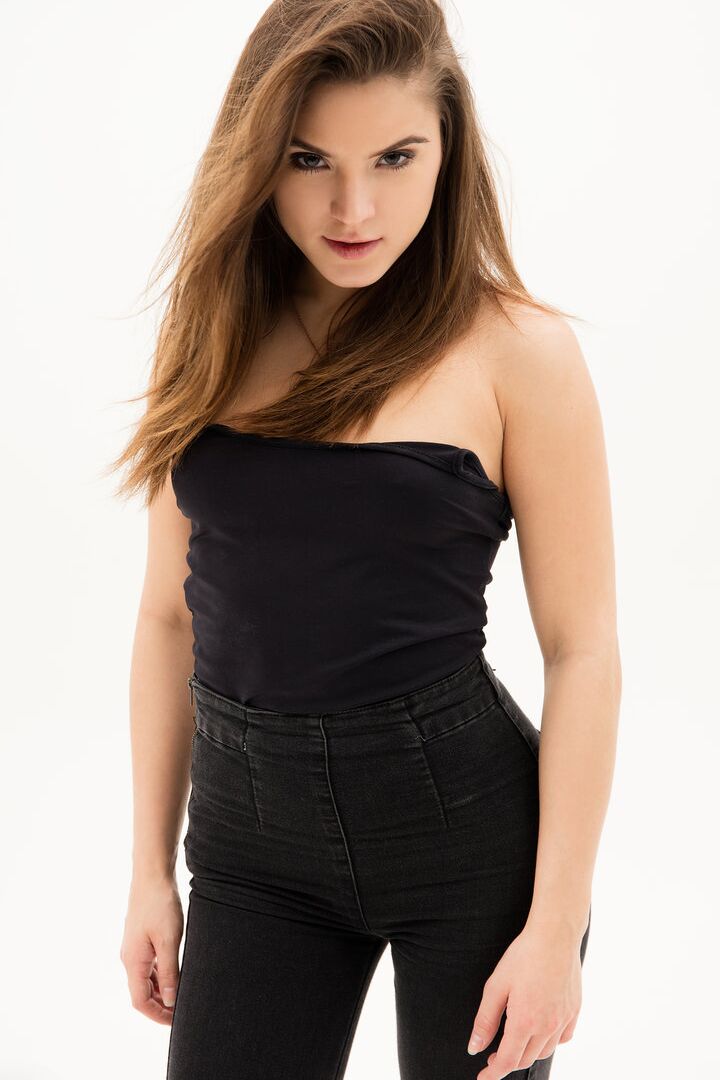 16P Modelo adolescente Evelina tira a blusa preta