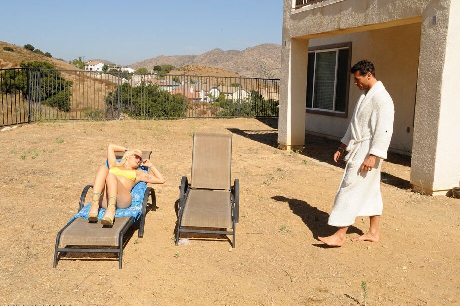 16P Milf rubia sexy con un lindo culo está dando una mamada al aire libre