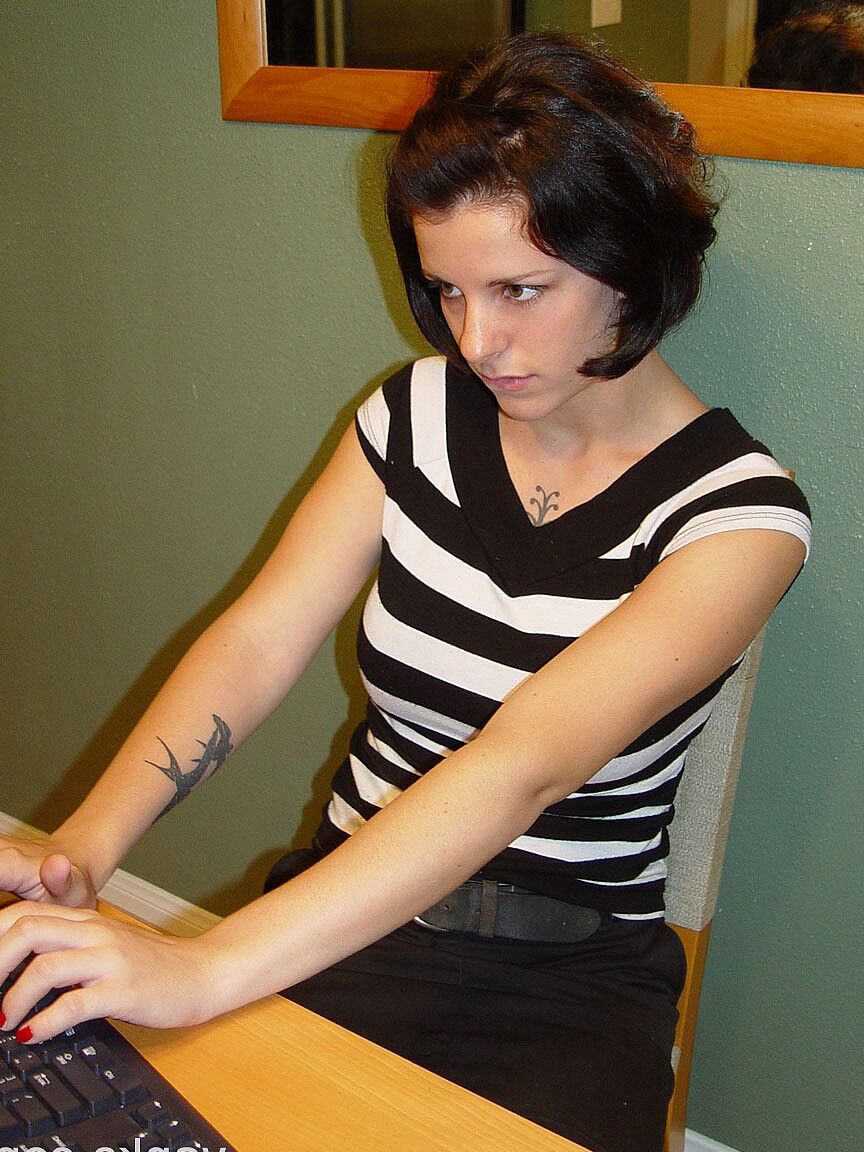 17P Lilly Day, une fille de bureau sexy, se déshabille pour montrer ses gros seins naturels.