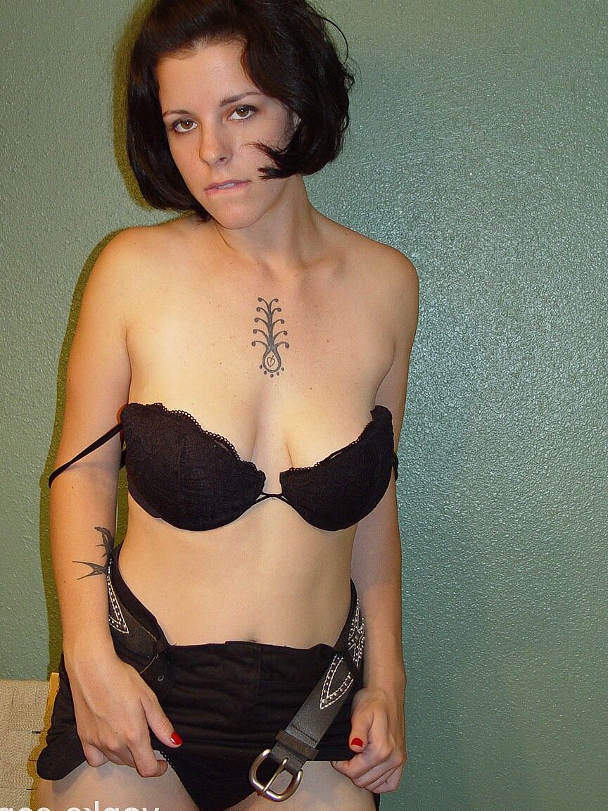 17P Lilly Day, une fille de bureau sexy, se déshabille pour montrer ses gros seins naturels.