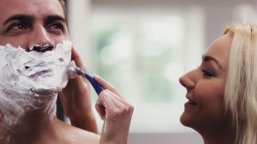 12P A loira Victoria Puppy faz a barba do amigo antes de foderem