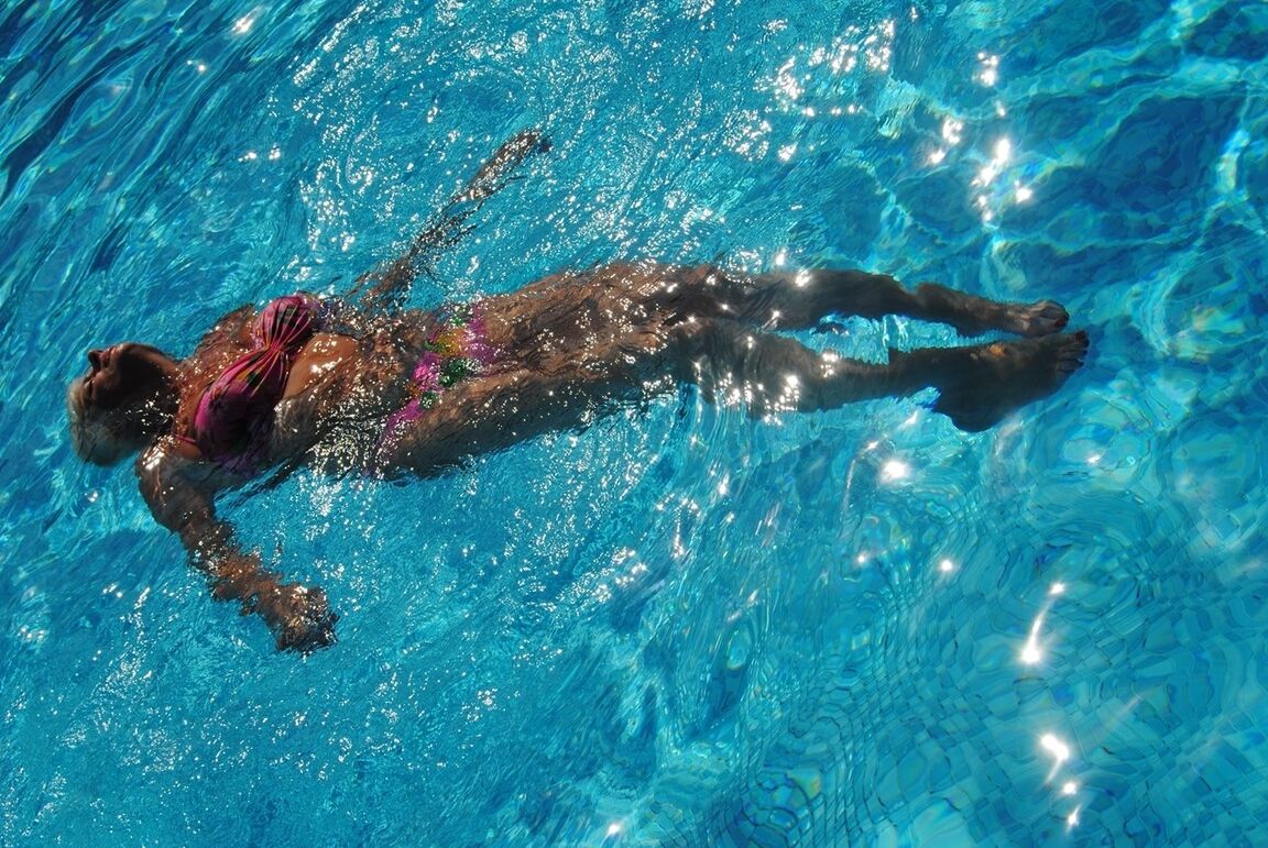 20P Older platinum blonde goes for a swim before showing her boobs by the road
