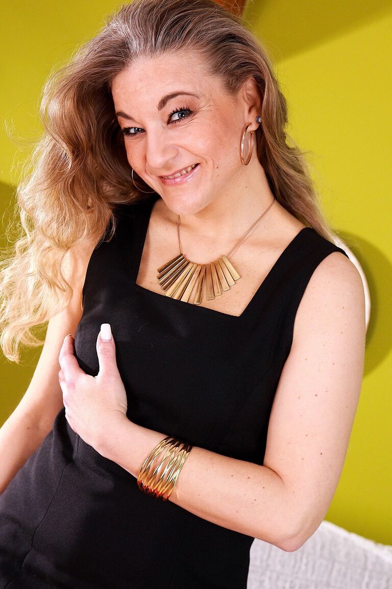 19P La madura mayor y cachonda Valerie Mack revela su bonito cuerpo para una metida de dedos en solitario