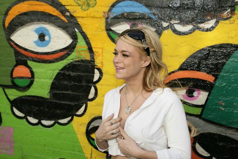 16P A adolescente sacanagem Crista Moore mostra seus peitos e espalha a buceta em público