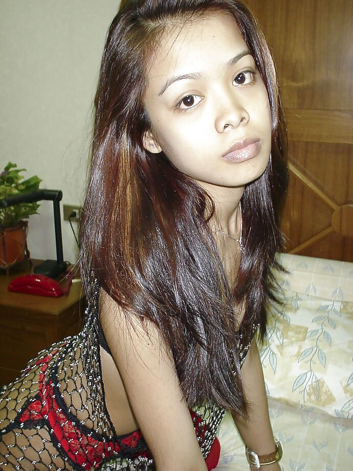 16P Splendide fille exotique asiatique Fun pose dans une tenue extravagante sur le lit