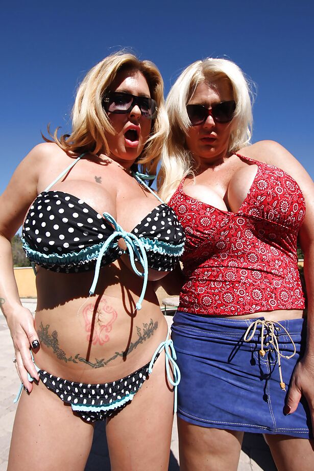 16P Latin MILF babes Summer e Kayla posam de biquíni e óculos ao ar livre