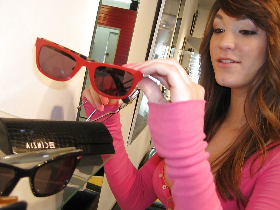 16P Teen Babe mit Brille Holly Michaels wird in der Realität gefickt