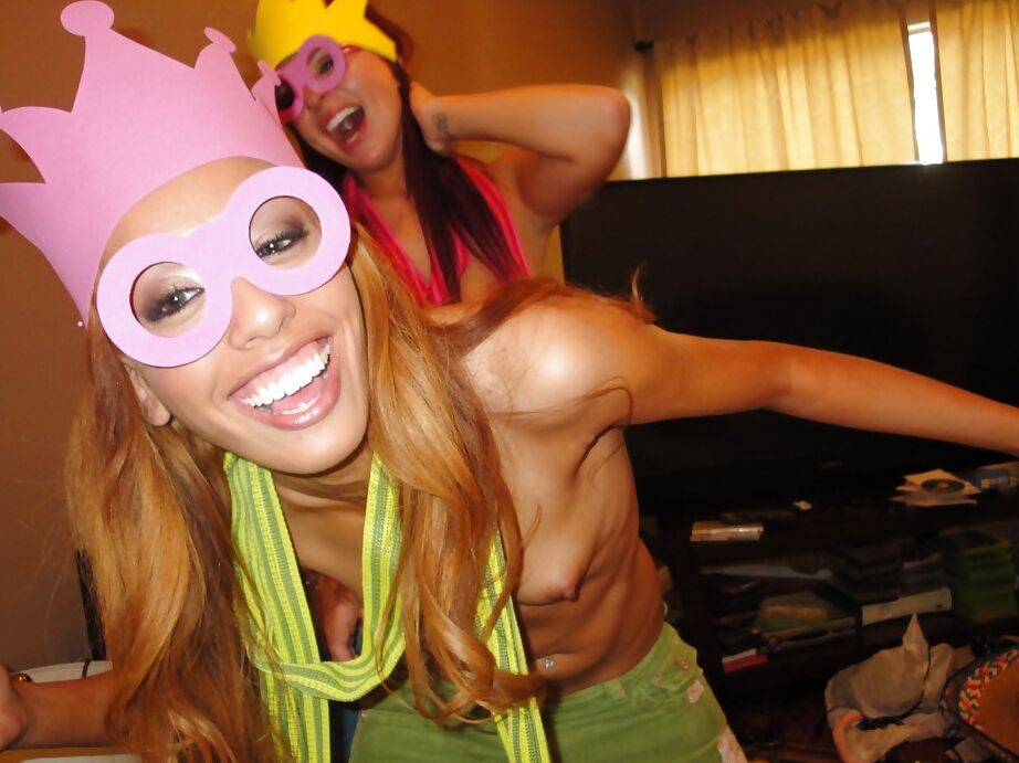 16P Latina lesbiana Madelyn Monroe y su amiga Chole Starr juegan desnudas