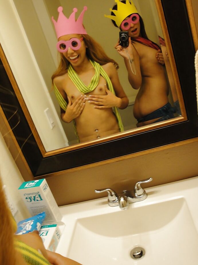 16P Latina lesbiana Madelyn Monroe y su amiga Chole Starr juegan desnudas