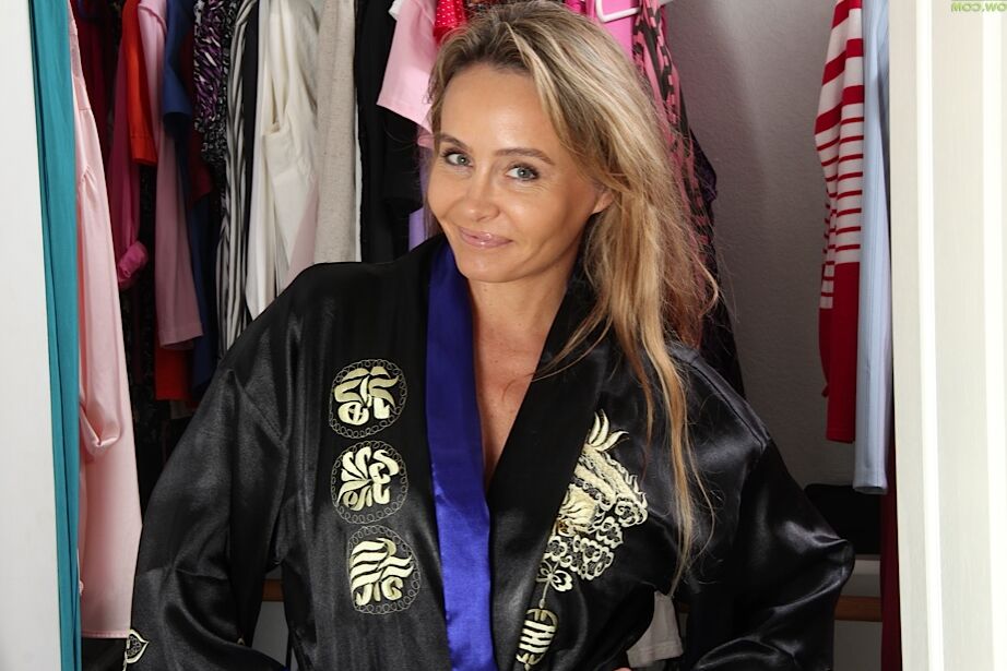 15P A mais velha MILF Chelsey Townes mostra seu regalo aparado e seios enquanto se veste