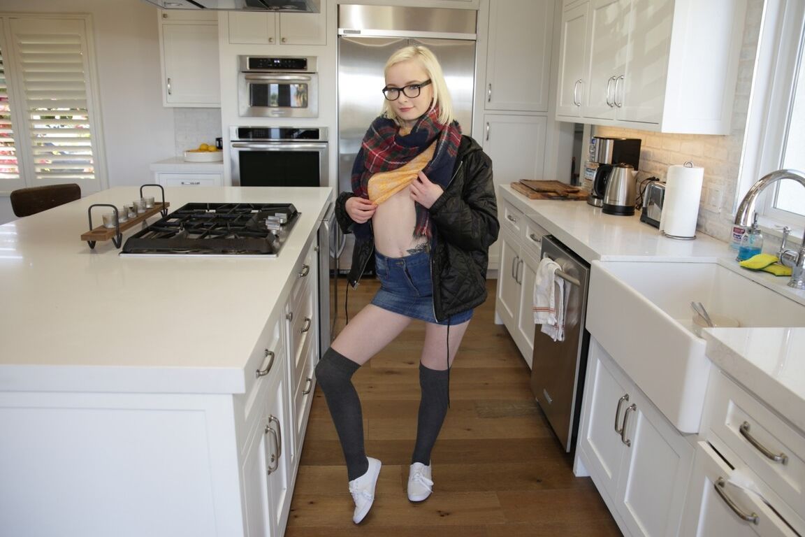 21P Les lesbiennes en chaleur Alice Pink et Lasirena jouent avec la chatte de l'autre dans la baignoire