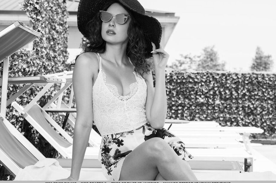 18P La belle teen brune Guinevere Huney prend elle-même de superbes poses nues