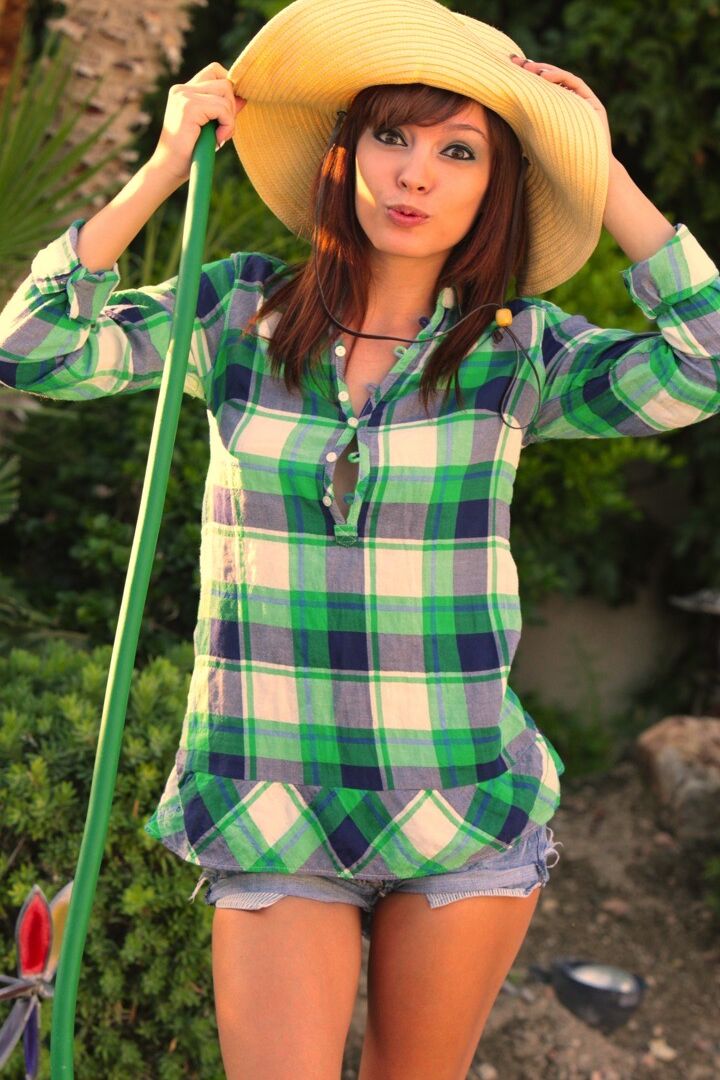 15P La modelo Ashley Doll de este año es la jardinera de TYM