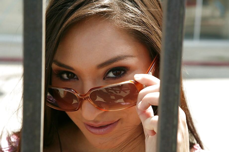 16P La caliente esposa tetona Roxy Jezel tiene su coño dedos y penetrado