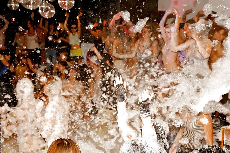 16P Garotas europeias famintas de pau fazem boquetes na festa de sexo selvagem