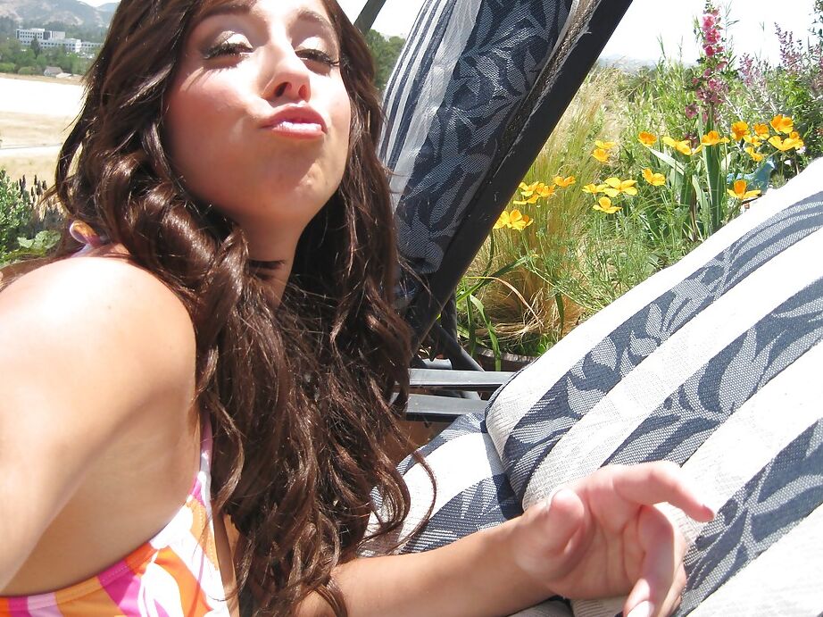 Miley Ann, une latina 16P, se déshabille en plein air et réalise des photos amateurs.