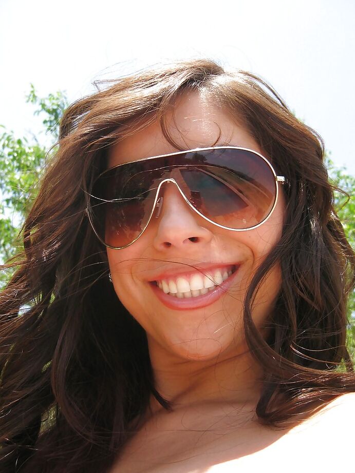 Miley Ann, une latina 16P, se déshabille en plein air et réalise des photos amateurs.