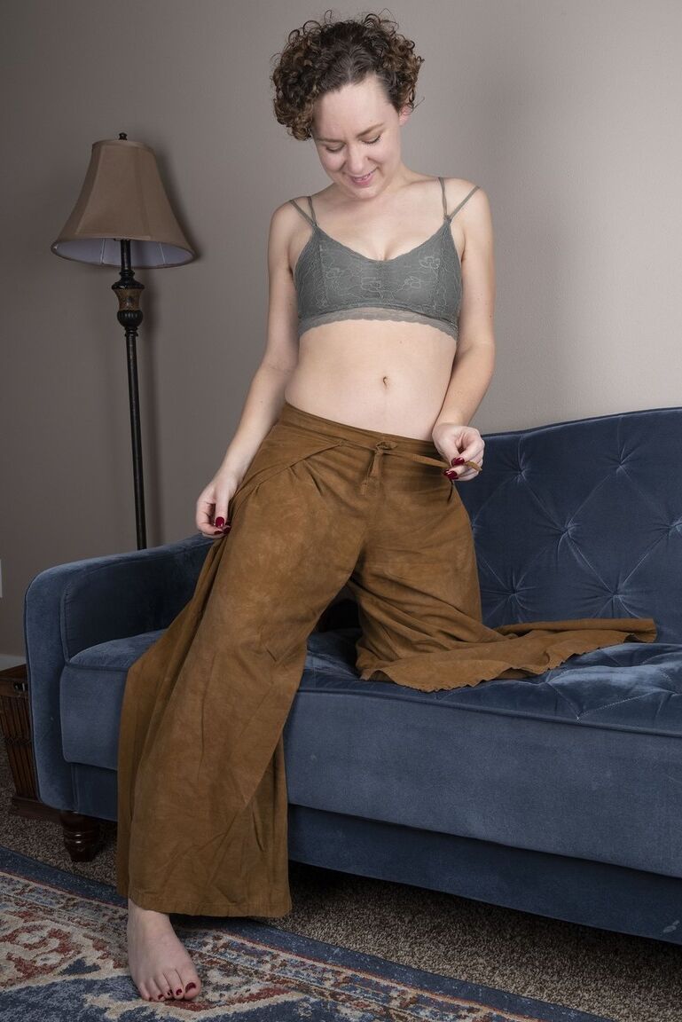 Das 16P-Amateurmodel Lexx Lewis meditiert, bevor sie auf einem Sofa ihre natürliche Möse fingert