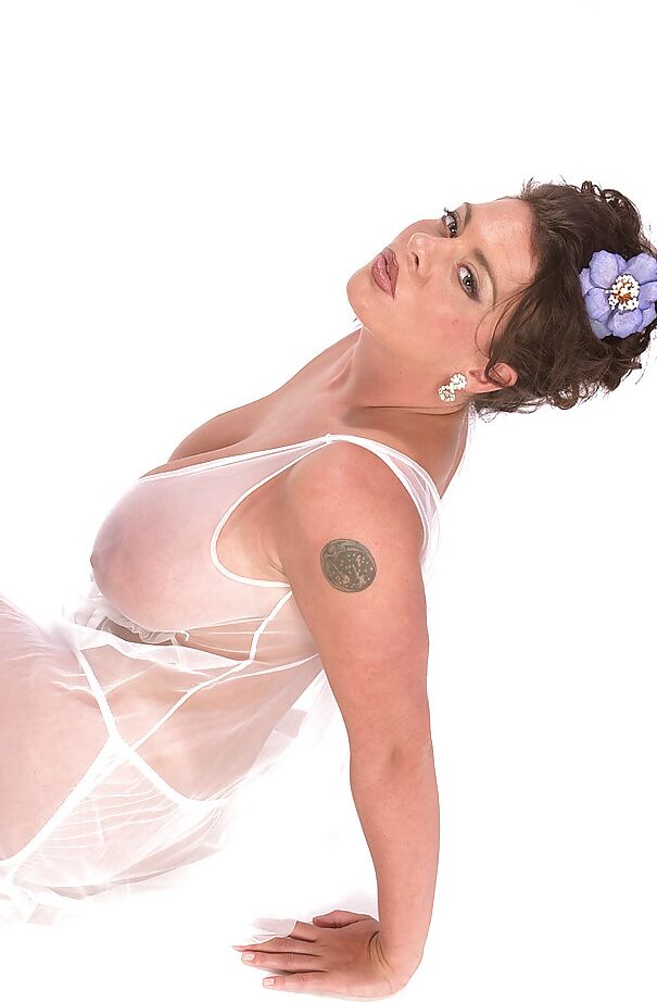16P Doce e gorda MILF Linsey Dawn McKenzie mostra suas enormes buzinas.